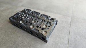 KUBOTA D1503, D1703 Dzinēja galva ar vārstiem 16467-03040 (JAUNS) KUBOTA D1503, D1703 Dzinēja galva ar vārstiem 16467-03040 (JAUNS)