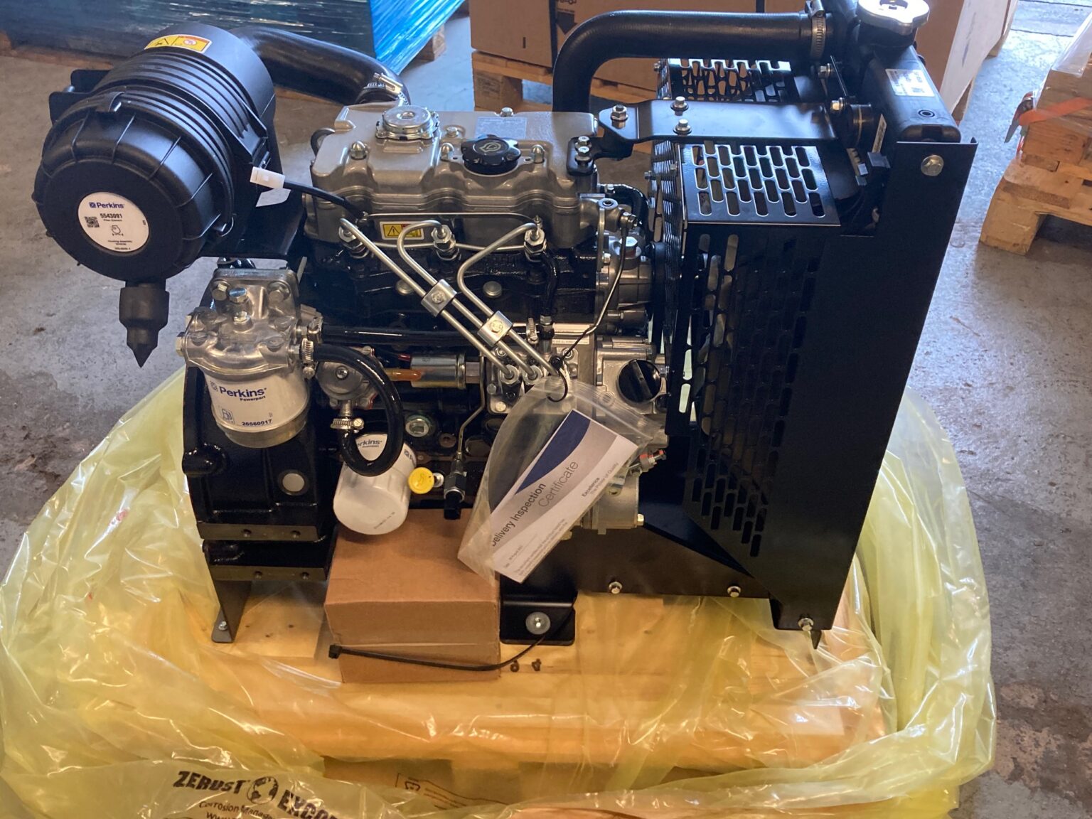 CAT C1.1 / Perkins 403A-11 dzinējs ar radiatoru - skats no sāniem
